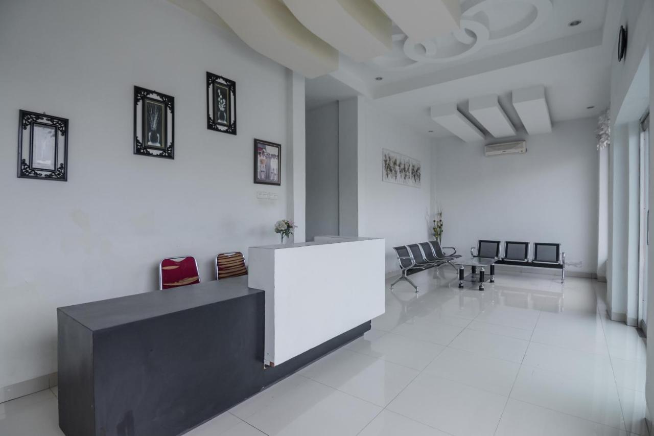 Hotel RedDoorz Syariah near Jamtos Jambi Exterior foto